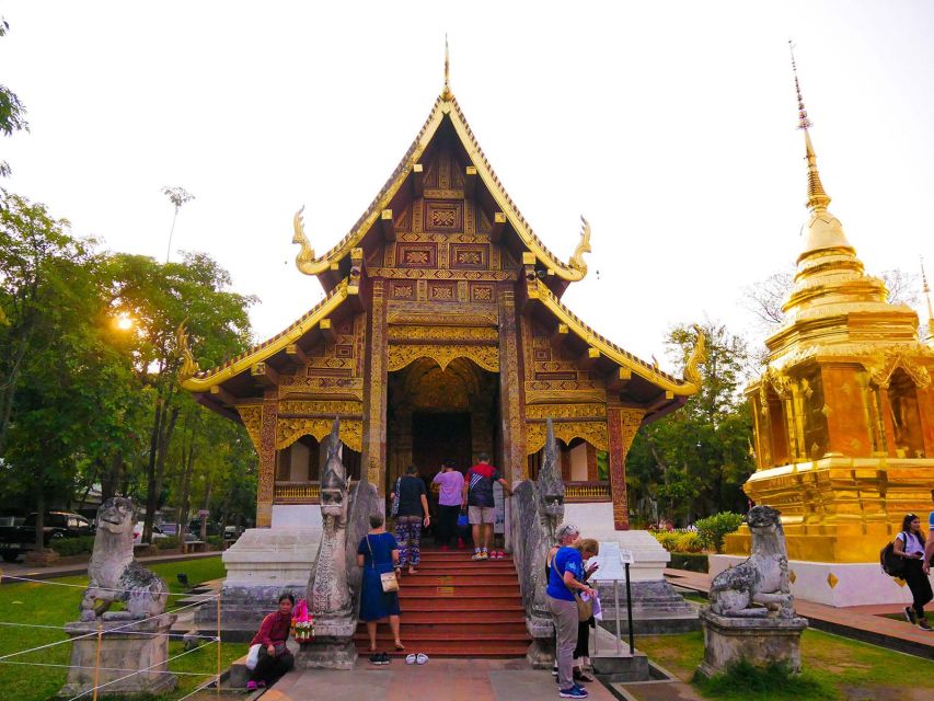 Chiang Mai: Temples and Street Food Night Tour by Tuk Tuk - What to wear and what to plan for during temple time