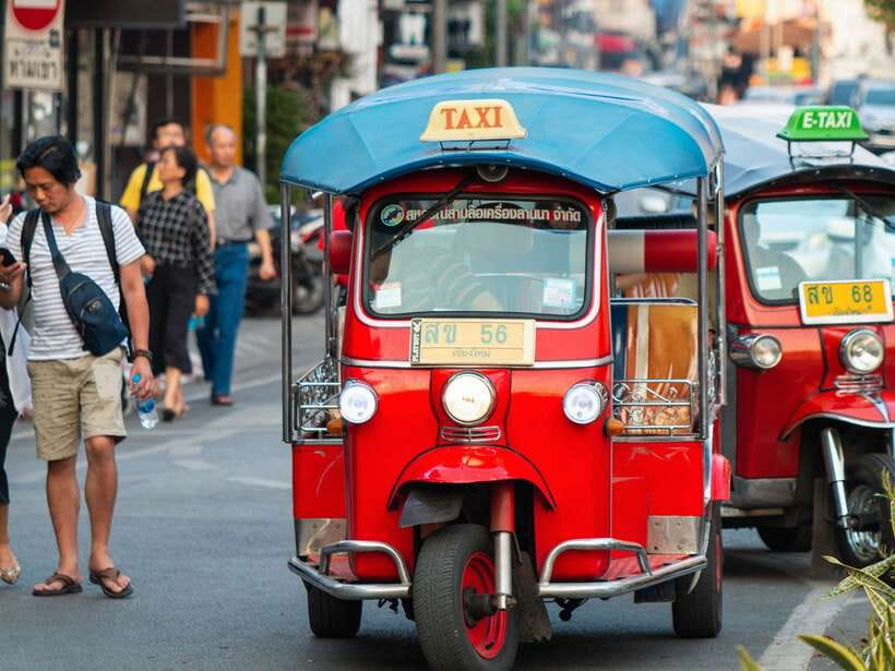 Chiang Mai: Tuk-Tuk Evening Tour with Temples & Street Foods - Tuk-Tuk at Night: How Chiang Mai Feels When the Lights Turn On