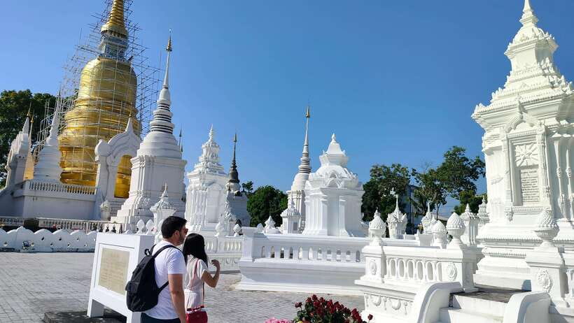Chiang Mai: Tuk-Tuk Evening Tour with Temples & Street Foods - Wat Lok Moli: Lanna Monastery Details and the Mengrai Ashes Connection
