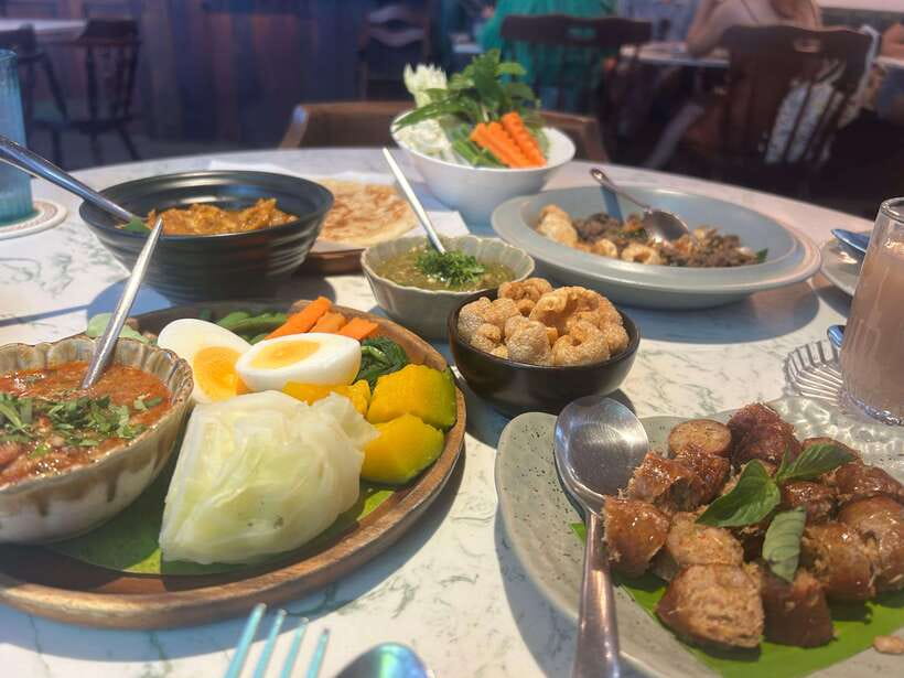 Chiang Mai: Walking Food Tour - Breakfast at a Temple Stop: Banana-Leaf Sticky Rice as Your First Win