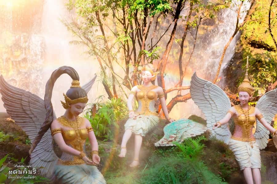 Chiang Mai: White, Blue & Red Temples Tour with Lalitta Cafe - Wat Rong Khun (White Temple): Surreal Art Meets Real Temple Rules
