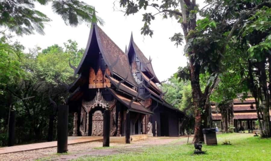 Chiang Rai: 3 Temples and Golden Triangle 1 Day Tour - Wat Rong Suea Ten (Blue Temple): a calmer pace after the shine