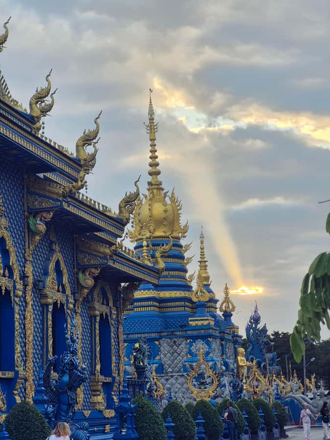 Chiang Rai : Half-Day Temple Tour in Chiang Rai (8 am -1 pm) - Start strong at Wat Rong Khun: White Temple symbolism in your face