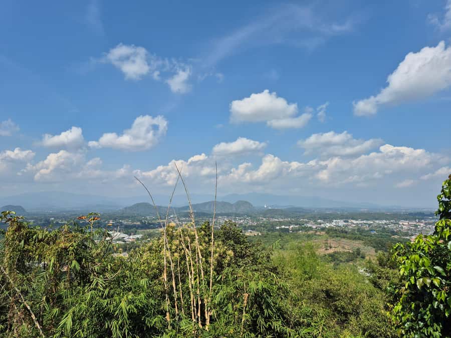 Chiang Rai : Half-Day Temple Tour in Chiang Rai (8 am -1 pm) - The hilltop finish at Wat Doi Khao Khwai