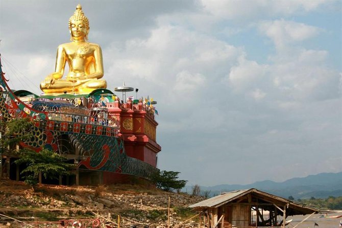 Chiang Rai One Day: White Temple, Golden Triangle, Akha Hilltribe - Wat Rong Khun (White Temple): the art that makes the trip worth it