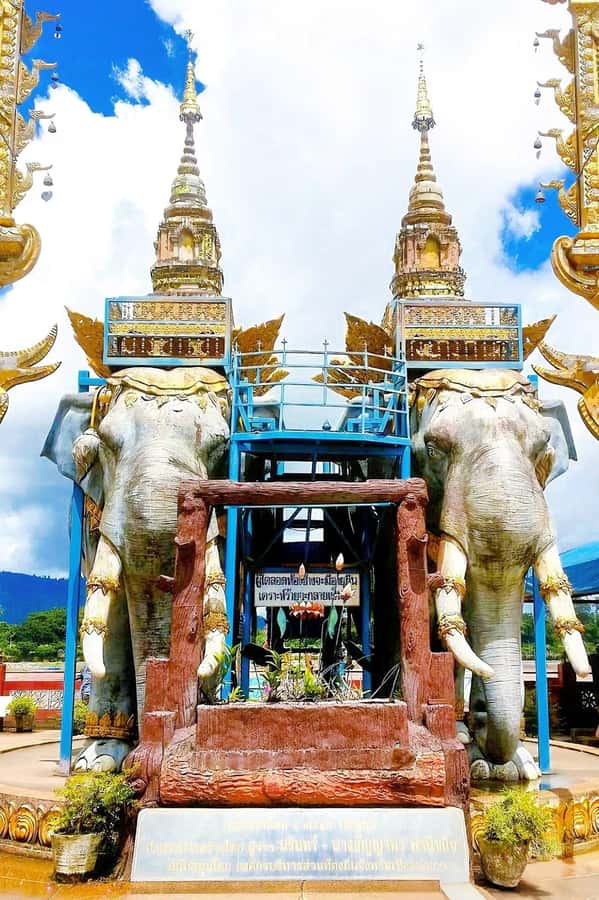 Chiang Rai Red Temple & Golden Triangle Boat Trip Free Lunch - Wat Rong Suea Ten Blue Temple: Tranquility in the Middle of a Fast Day