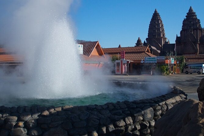 Chiang Rai Tour: Hot Spring,White Temple, Golden Triangle, Yao - Golden Triangle area: lunch break plus border-view context