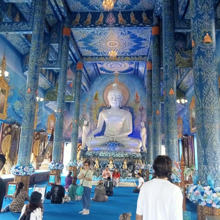 Chiang Rai White & Blue & Huay Pla Kang Temple& Lalitta Cafe - Your guide makes a difference: photo timing, patience, and not rushing