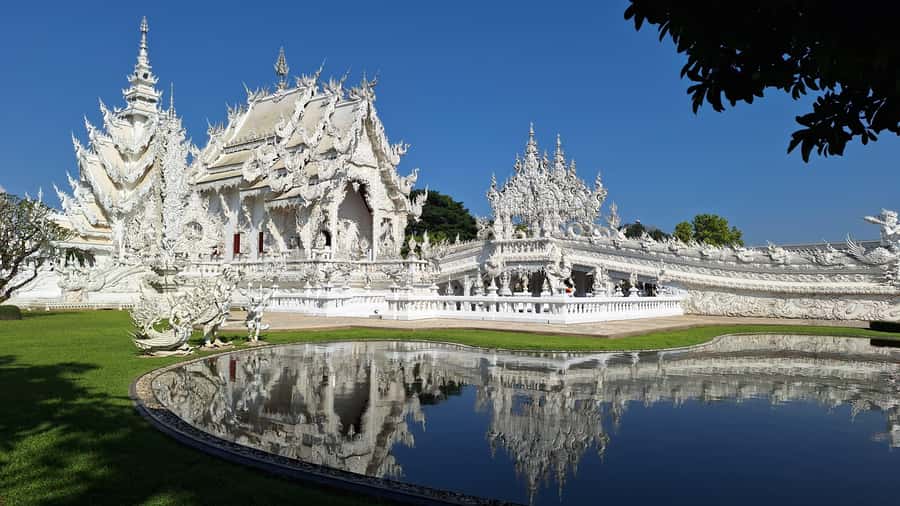 Chiang Rai:Guided Highlights attraction places private tour - Wat Rong Suea Ten (Blue Temple): Buddha stories in a different color language