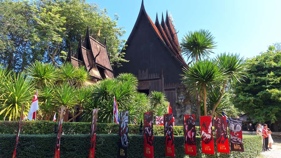 Chiang Rai:Guided Highlights attraction places private tour - Baan Dam (Black House Museum): original-style artist houses and a full hour to wander