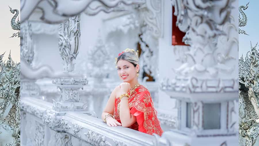 Chiang Rai:Photos of traditional Thai costumes,White Temple - Inside the temple grounds: getting that standout backdrop without a chaotic day