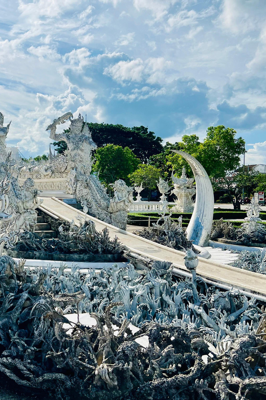 Chiang Rai:Private Transfer to Chiang Mai with Temples Visit - Wat Rong Suea Ten (Blue Temple): A Contemporary Color Hit