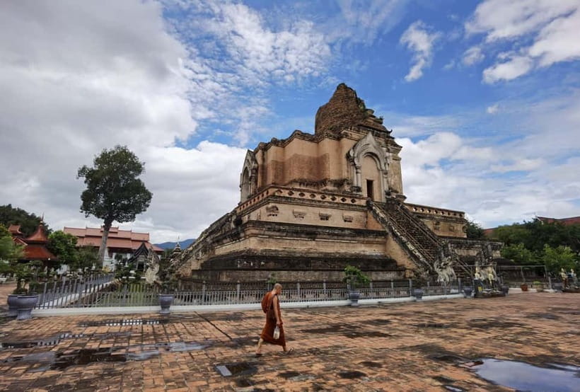 Chiangmai: Temple And City Walking Tour With Ex-Monk - Wat Chedi Luang: the ruined chedi and the 1545 earthquake story