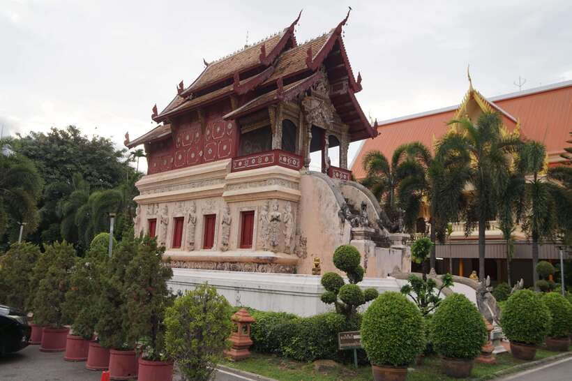 Chiangmai: Temple And City Walking Tour With Ex-Monk - Wat Pan Tao’s Lanna ordination hall and Buddha murals