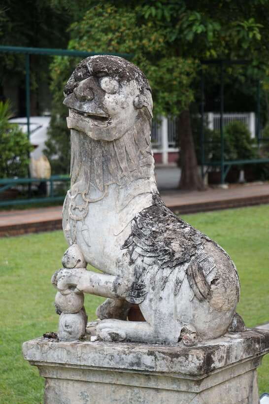 Chiangmai: Temple And City Walking Tour With Ex-Monk - Wat Phra Singh: the Lion Buddha and the Phra Singh relic