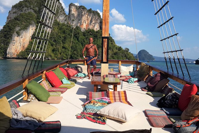 - Comfortable boat for cruising in Phang Nga Bay - The "Must-Do"! - Koh Hong Island: lagoon swimming and a 360-degree viewpoint day