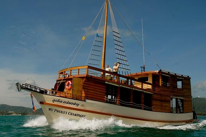 Cruising on a comfortabel boat in Phang Nga Bay - The "Must-Do" Tour Khao Lak - Stop 2: Koh Hong island for lagoon swimming and limestone-bay downtime