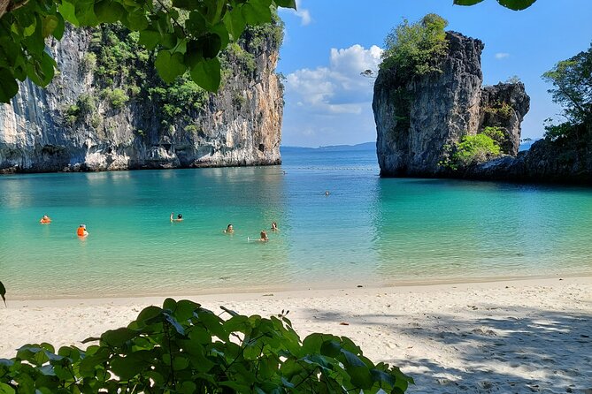 Cruising on a comfortabel boat in Phang Nga Bay - The "Must-Do" Tour Khao Lak - The full-day flow from Khao Lak: timing and transfers