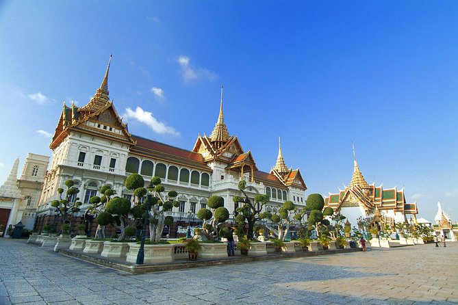Damnern Saduak Floating Market, Grand Palace, Wat Phra Keo & Wat Pho - Wat Pho and the Reclining Buddha: size that changes your perspective