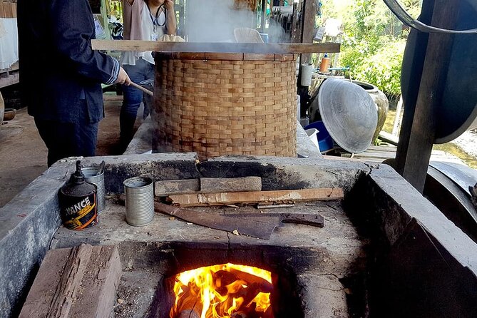 Damnoen Saduak Floating Market & Maeklong Railway Market Tour From Bangkok - What the guide is for (and why it matters on a markets day)