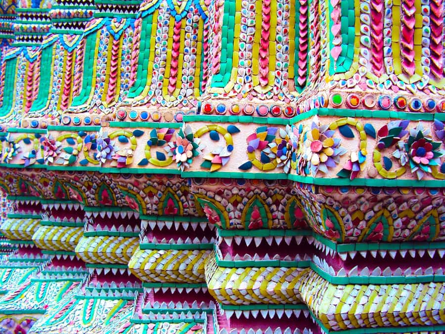 Damnoen Saduak, Reclining Buddha, and Wat Arun Private Tour - Maeklong Railway Market: inches from the rails