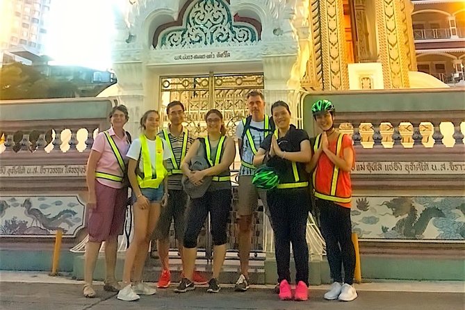Discover Bangkok at Night 5-Hour Bike Tour with dinner - Pak Khlong Flower Talat Original: an evening market for your senses