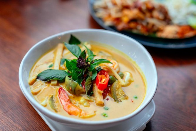 Drinks & Bites in Bangkok Private Tour - Stop 1: Pratunam Market satay and pork skewers with peanut sauce