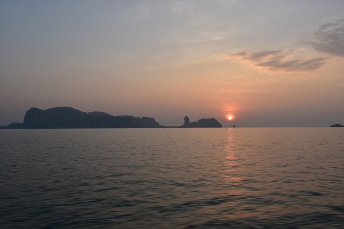 Early Bird Phi Phi Island & 4 Islands Speed Boat Tour from Krabi - Pier breakfast and the speedboat “hold on tight” reality