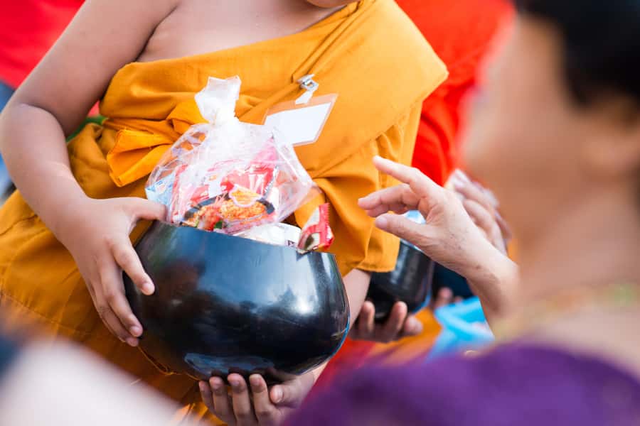 Early morning Doi Suthep with monk chanting and alms - Should you book early Doi Suthep with monk chanting and Wat Palad?