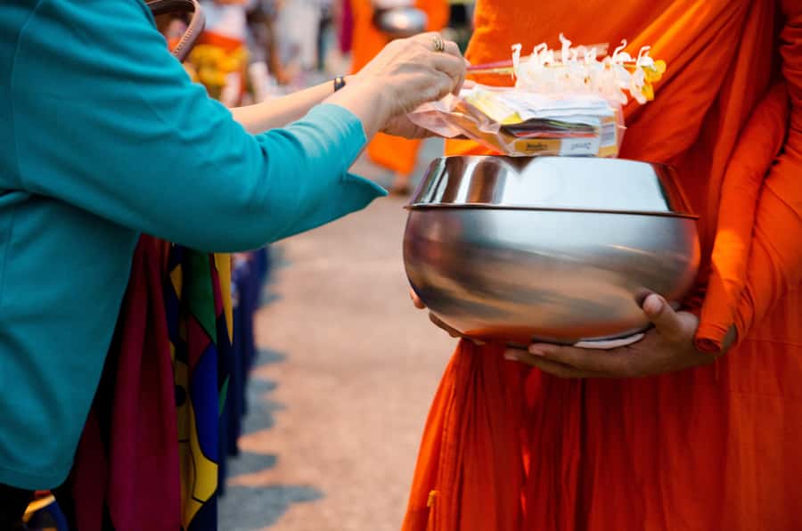 Early morning Doi Suthep with monk chanting and alms - The early pickup: comfy car, sharp start