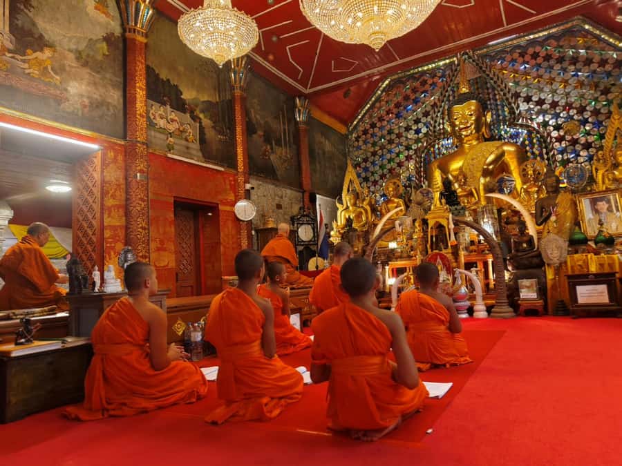 Ex-monk city & temples walking tour: (3.5 hours / 1.7 km.) - Evening Monk Chanting: What to Watch for and How to Prepare