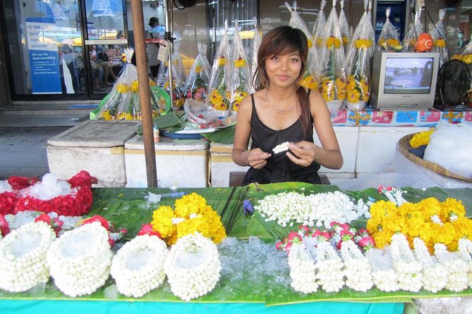 Experience Bangkok at Night with Streetfood Dinner & Foot Massage - Chinatown on Yaowarat Road: dinner energy built into the route
