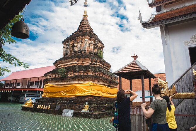 Experience The Real Chiang Mai by Bike - The park stop and the fish-feeding moment
