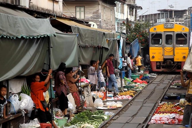 Famous Markets Tour: Maeklong Railway & Damnoen Saduak Floating - The 5-hour structure: How the timing shapes the experience