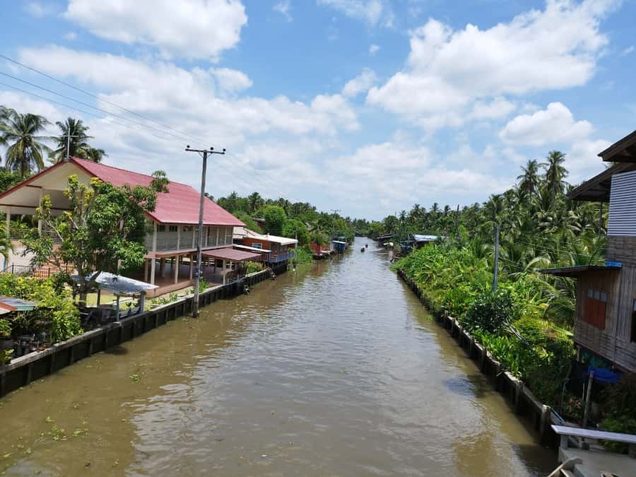 Floating Market Full-Day Bicycle Tour from Bangkok - Lunch at a Maeklong riverside restaurant: Thai food with a memorable setting