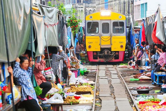 Floating Market & Railway Market Bangkok - Maeklong Railway Market: where the train runs the schedule