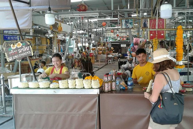Flower Market & Floral Art: Multilingual Private Tour [EN/others] - Ferry ride, fish-feeding merit, and the Sam Por Kong stop
