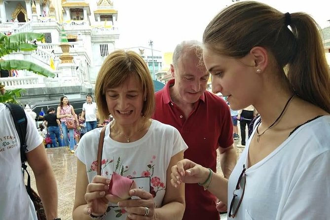 Flower Market & Floral Art: Multilingual Private Tour [EN/others] - Wat Kalayanamit floral craft: jasmine garlands and artisan teaching