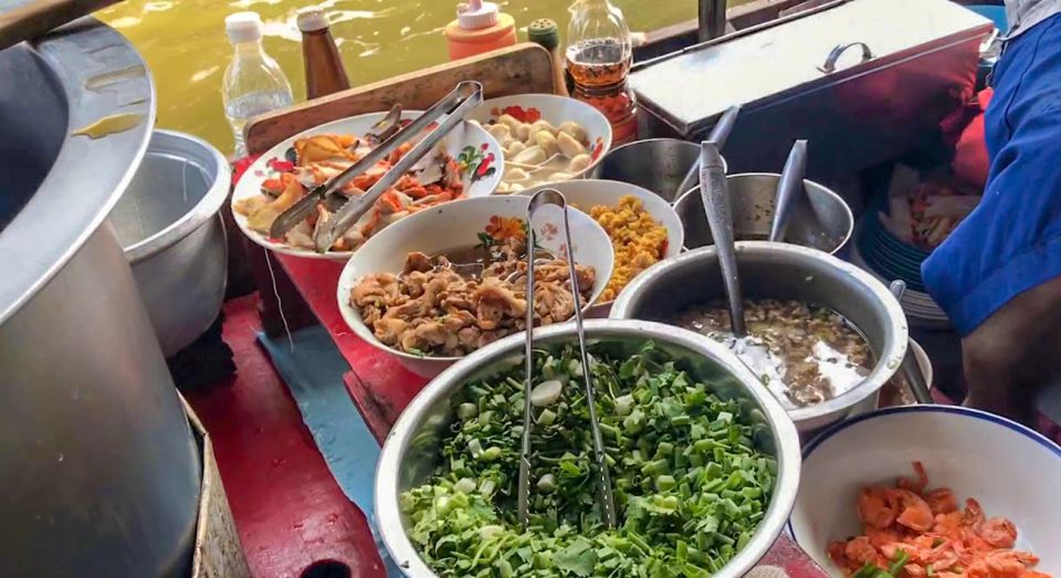 From Bangkok: Damnoen Saduak & Train Market Tour in Spanish - FAQ