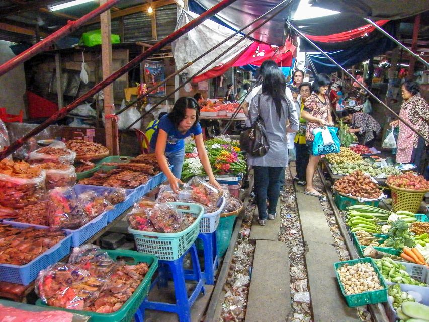 From Bangkok: Damnoen Saduak & Train Market Tour in Spanish - Maeklong Railway Market at 11:10: Watching the Awnings Move