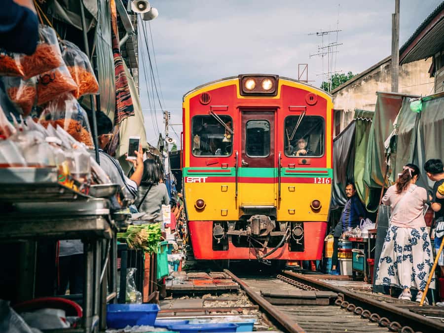 From Bangkok: Maeklong Railway and Floating Market Day Tour - Sugar palm factory stop: learn the crop, then make (and taste) desserts
