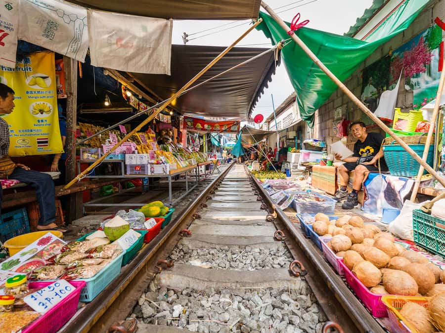 From Bangkok: Maeklong Railway and Floating Market Day Tour - Damnoen Saduak Floating Market: how to shop and eat without losing the plot