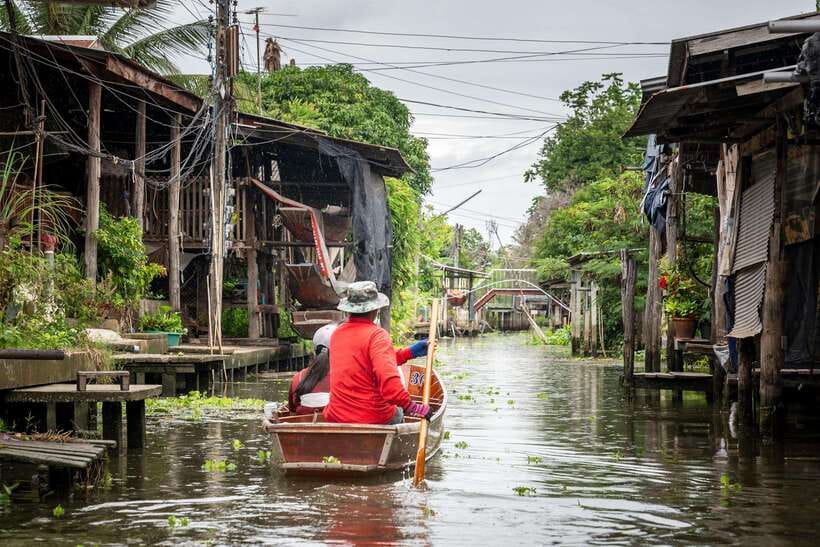 From Bangkok: Railway & Damnoen Saduak Floating Market Tour - Timing, heat, and crowd tactics that actually help