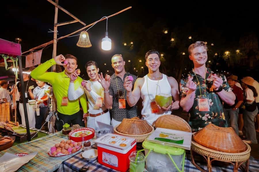 From Bangkok:Ayutthaya Night Temples&Market with local Snack - Roti Sai Mai tasting: a sweet break that feels local