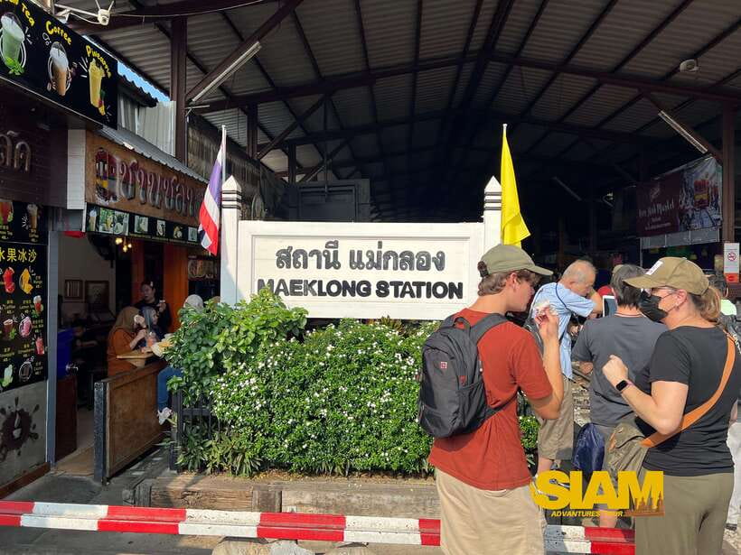 From Bangkok:Damnoen Floating Market and Railway Market Tour - Maeklong Railway Market: the train pass that changes everything