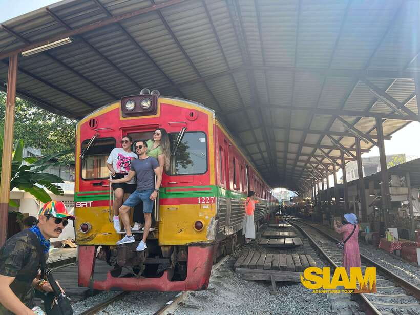 From Bangkok:Damnoen Floating Market and Railway Market Tour - Damnoen Saduak Floating Market: longtail transfer, floating stalls, and where your time goes