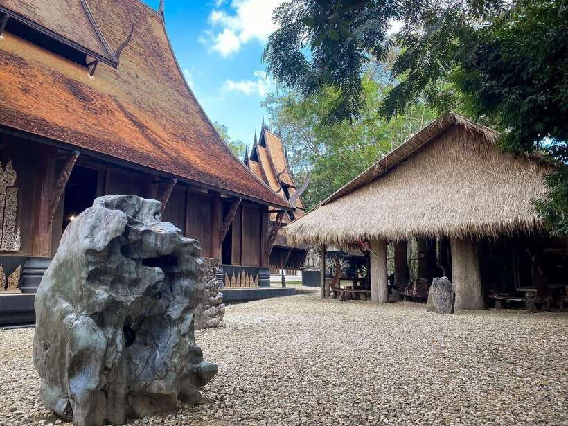 From Chiang Mai > Chiang Rai White & Blue Temple+Black House - From Chiang Mai to Chiang Rai: a fast, focused art day