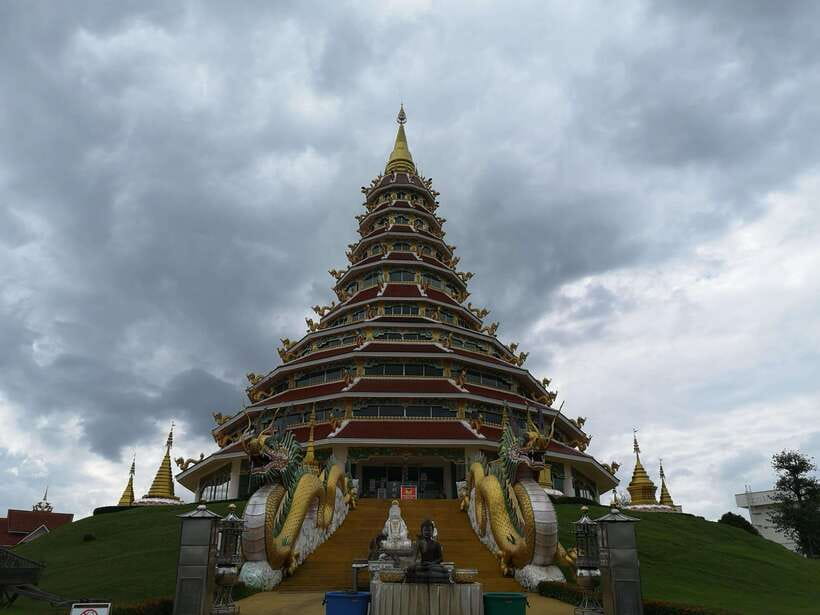 From Chiang Mai > Chiang Rai White & Blue Temple+Black House - Temple etiquette, heat, and the simple rules that save your day