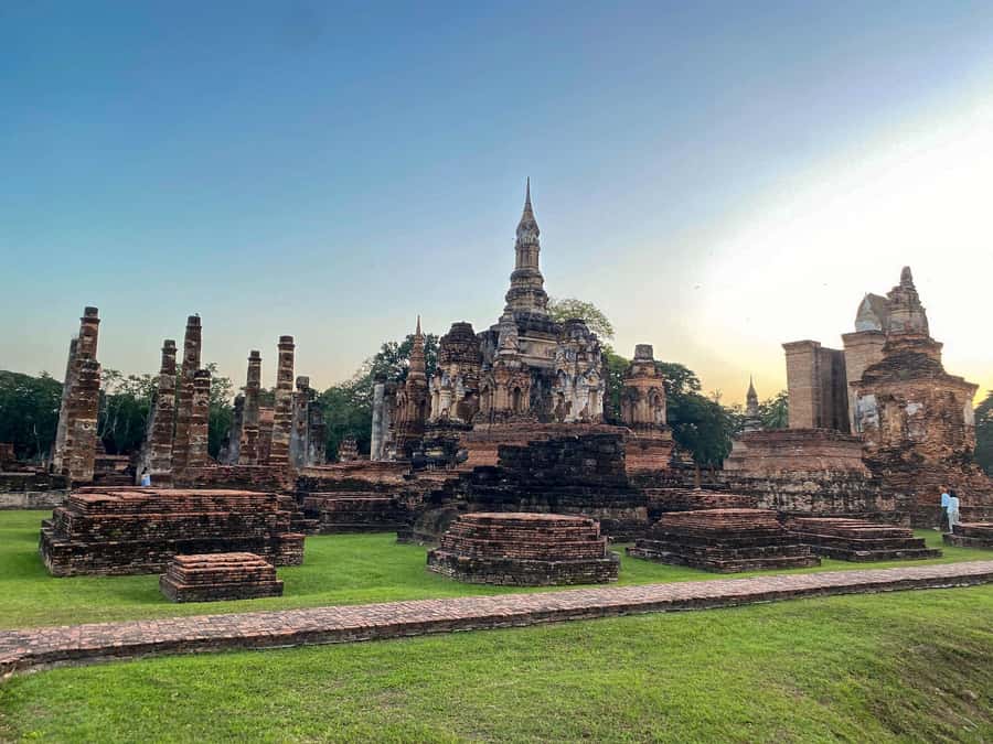From Chiang Mai: Customize Your Own Sukhothai Heritage Tour - Wat Si Chum: the giant Buddha behind stone walls