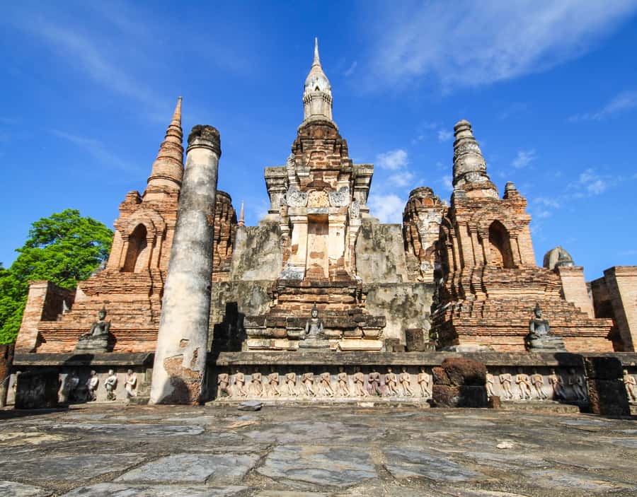 From Chiang Mai: Guided Tour of Sukhothai's UNESCO Heritage - Wat Si Chum: the giant seated Buddha moment